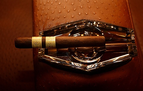 cigar-in-ashtray